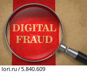 Слова Digital Fraud под увеличительным стеклом. Стоковое фото, фотограф Илья Урядников / Фотобанк Лори