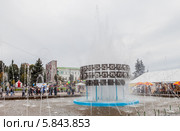 Цветомузыкальный фонтан на улице Московской, город Пенза, вид на центральное кольцо (2013 год). Редакционное фото, фотограф Андрей Малышкин / Фотобанк Лори