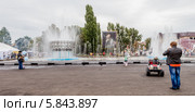 Цветомузыкальный фонтан на улице Московской, город Пенза, общий вид с отдыхающими на переднем плане (2013 год). Редакционное фото, фотограф Андрей Малышкин / Фотобанк Лори