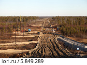 Дорога на месторождение нефти. Полный кадр (2012 год). Редакционное фото, фотограф Валерий Акулич / Фотобанк Лори