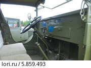 Кабина американского грузовика GMC CCKW-353, 3-й международный слет "Моторы войны" вблизи города Черноголовка, Московская область (2013 год). Редакционное фото, фотограф Малышев Андрей / Фотобанк Лори