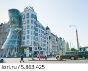 Знаменитый Танцующий дом в Праге. Чехия (2014 год). Редакционное фото, фотограф E. O. / Фотобанк Лори