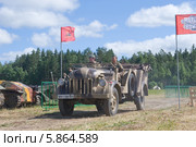 Немецкий ретро автомобиль Штерн Steyr 1500A/02 kfz.69 выезжает на дорогу, 3-й международный слет "Моторы войны" вблизи города Черноголовка, Московская область (2013 год). Редакционное фото, фотограф Малышев Андрей / Фотобанк Лори