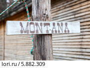 Надпись "Montana" на деревянной доске прибитой к столбу (2014 год). Стоковое фото, фотограф Кекяляйнен Андрей / Фотобанк Лори