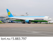 Boeing 767авиакомпании Uzbekistan на рулении в Домодедово (2012 год). Редакционное фото, фотограф Alexei Tavix / Фотобанк Лори