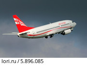 Boeing 737-500 авиакомпании Airzena на взлёте (2013 год). Редакционное фото, фотограф Александр Тарасенков / Фотобанк Лори