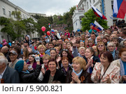 Севастопольцы, крымчане смотрят Парад Победителей на проспекте Нахимова города Севастополя, Россия 9 мая 2014. Редакционное фото, фотограф Николай Винокуров / Фотобанк Лори