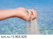 Рука с пеской на фоне моря. Стоковое фото, фотограф Елена Кирьян / Фотобанк Лори