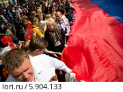 Крымчане несут российский триколор на Параде победителей 9 мая 2014 в центре города-героя Севастополя, Республика Крым. Редакционное фото, фотограф Николай Винокуров / Фотобанк Лори