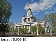 Павильон № 1 "Центральный (Дом Народов России)" на ВДНХ в Москве весной (2014 год). Редакционное фото, фотограф lana1501 / Фотобанк Лори