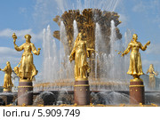 Фонтан "Дружба народов" на ВДНХ (ВВЦ), Москва (2014 год). Редакционное фото, фотограф lana1501 / Фотобанк Лори