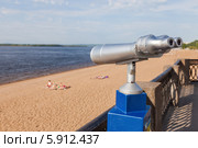 Стационарный смотровой бинокль на набережной реки Волги. Стоковое фото, фотограф FotograFF / Фотобанк Лори