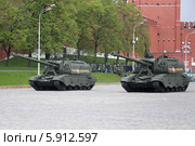 Две 152-мм дивизионных самоходных гаубиц 2С19 «Мста-С» на параде в Москве (2014 год). Редакционное фото, фотограф Алексей Гусев / Фотобанк Лори