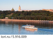 Корабль проплывает вдоль набережной Перми (2008 год). Редакционное фото, фотограф Павел Родимов / Фотобанк Лори