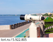 Стационарный смотровой бинокль на набережной реки Волги. Редакционное фото, фотограф FotograFF / Фотобанк Лори