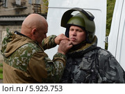 Одевание защитной экипировки сапёра (2013 год). Редакционное фото, фотограф Free Wind / Фотобанк Лори
