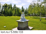 Статуя в парке на даче Януковича в селе Новые Петровцы (2014 год). Редакционное фото, фотограф Светлана Пирожук / Фотобанк Лори