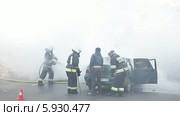 Пожарные в клубах дыма от загоревшегося автомобиля и владелец, помогающий открыть багажник (2014 год). Редакционное видео, видеограф Кекяляйнен Андрей / Фотобанк Лори