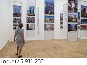 Женщина на биеннале архитектуры изучает экспонаты выставки (2014 год). Редакционное фото, фотограф Родион Власов / Фотобанк Лори