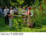 Праздник Троица В России, фольклор и народные гуляния (2013 год). Редакционное фото, фотограф ElenArt / Фотобанк Лори