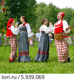 Праздник Троица В России, фольклор и народные гуляния (2013 год). Редакционное фото, фотограф ElenArt / Фотобанк Лори