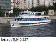 Прогулочный теплоход «Соларис» (бортовой номер М-05-1406) на Москва-реке (2014 год). Редакционное фото, фотограф Алексей Гусев / Фотобанк Лори