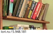Полка с книгами (2014 год). Редакционное видео, видеограф Кекяляйнен Андрей / Фотобанк Лори