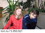 Мальчик и девочка разговаривают. Стоковое фото, фотограф Копылова Ольга Васильевна / Фотобанк Лори
