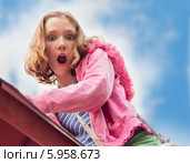 Удивленная девушка взобралась на крышу. Стоковое фото, фотограф Елена Медведева / Фотобанк Лори