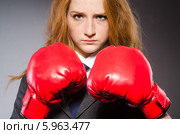 Решительная предпринимательница в боксерских перчатках готова к бою. Стоковое фото, фотограф Elnur / Фотобанк Лори