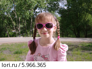 Портрет девочки с косичками в парке (2014 год). Редакционное фото, фотограф Илюхина Наталья / Фотобанк Лори
