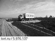 Строительство дороги на Северо-Хохряковское месторождение нефти в Западной Сибири (2012 год). Редакционное фото, фотограф Валерий Акулич / Фотобанк Лори