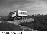 Строительство дороги на Северо-Хохряковское месторождение нефти в Западной Сибири (2012 год). Редакционное фото, фотограф Валерий Акулич / Фотобанк Лори