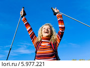 Счастливая девушка в походе трекинговыми палками в руках. Стоковое фото, агентство BE&W Photo / Фотобанк Лори
