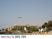 Самолет компании ISRAIR заходит на посадку (Israir Airlines, 4X-ABF Airbus A320-232). Город Эйлат, Израиль (2014 год). Редакционное фото, фотограф Щеголева Ольга / Фотобанк Лори