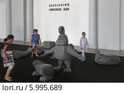 Дети собирали несуществующее существо из Мифологического конструктора Bestiarium Construendum, Москва (2014 год). Редакционное фото, фотограф Алексей Гусев / Фотобанк Лори
