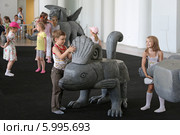 Дети играют в Мифологический конструктор Bestiarium Construendum, Москва (2014 год). Редакционное фото, фотограф Алексей Гусев / Фотобанк Лори