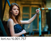 Юная девушка с рыжими волосами стоит на фоне старого дома. Стоковое фото, фотограф Игорь Низов / Фотобанк Лори