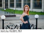 Милая рыжеволосая девушка на прогулке в городе. Стоковое фото, фотограф Игорь Низов / Фотобанк Лори