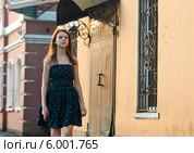 Девочка-подросток в платье в горошек идёт по улице города. Стоковое фото, фотограф Игорь Низов / Фотобанк Лори