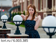 Симпатичная девочка-подросток стоит на улице с фонарями. Стоковое фото, фотограф Игорь Низов / Фотобанк Лори