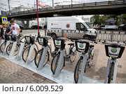 Круглосуточный автоматический пункт проката велосипедов проекта Velobike.ru от Сбербанка России около метро Парк Культуры в центре Москвы (2014 год). Редакционное фото, фотограф Николай Винокуров / Фотобанк Лори