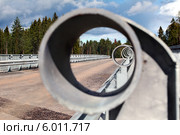 Держатели для перильного ограждения пешеходной части, недостроенного автомобильного моста на строящемся загородном шоссе, на фоне леса. Стоковое фото, фотограф Владимир Григорьев / Фотобанк Лори