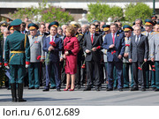 Москва, Александровский сад. Церемония возложения цветов к Могиле Неизвестного Солдата. Дмитрий Медведев, Валентина Матвиенко, Сергей Нарышкин, Сергей Иванов, Валерий Зорькин (2014 год). Редакционное фото, фотограф Игорь Долгов / Фотобанк Лори