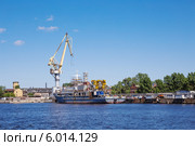 Достройка океанического спасательного судна "Игорь Белоусов" на причале ОАО "Адмиралтейские верфи", Санкт-Петербург (2014 год). Редакционное фото, фотограф Галина Ермолаева / Фотобанк Лори