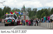 Шествие по главному мосту во время празднования 70-летия города. Сегежа, Карелия (2014 год). Редакционное видео, видеограф Кекяляйнен Андрей / Фотобанк Лори