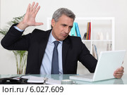 бизнесмен злится на компьютер. Стоковое фото, фотограф Phovoir Images / Фотобанк Лори
