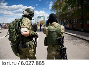 Молодые люди в военной форме и со стрелковым оружием принимают участие в фестивале ExtremeFest на Нижней набережной города Иркутска, Россия (2014 год). Редакционное фото, фотограф Николай Винокуров / Фотобанк Лори