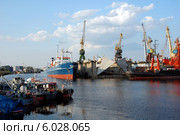 Канонерский остров, грузовой морской порт. Санкт-Петербург (2013 год). Редакционное фото, фотограф Светлана Колобова / Фотобанк Лори