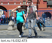 Счастливая молодая семья прогуливается по Красной площади весенним солнечным днем (2014 год). Редакционное фото, фотограф lana1501 / Фотобанк Лори